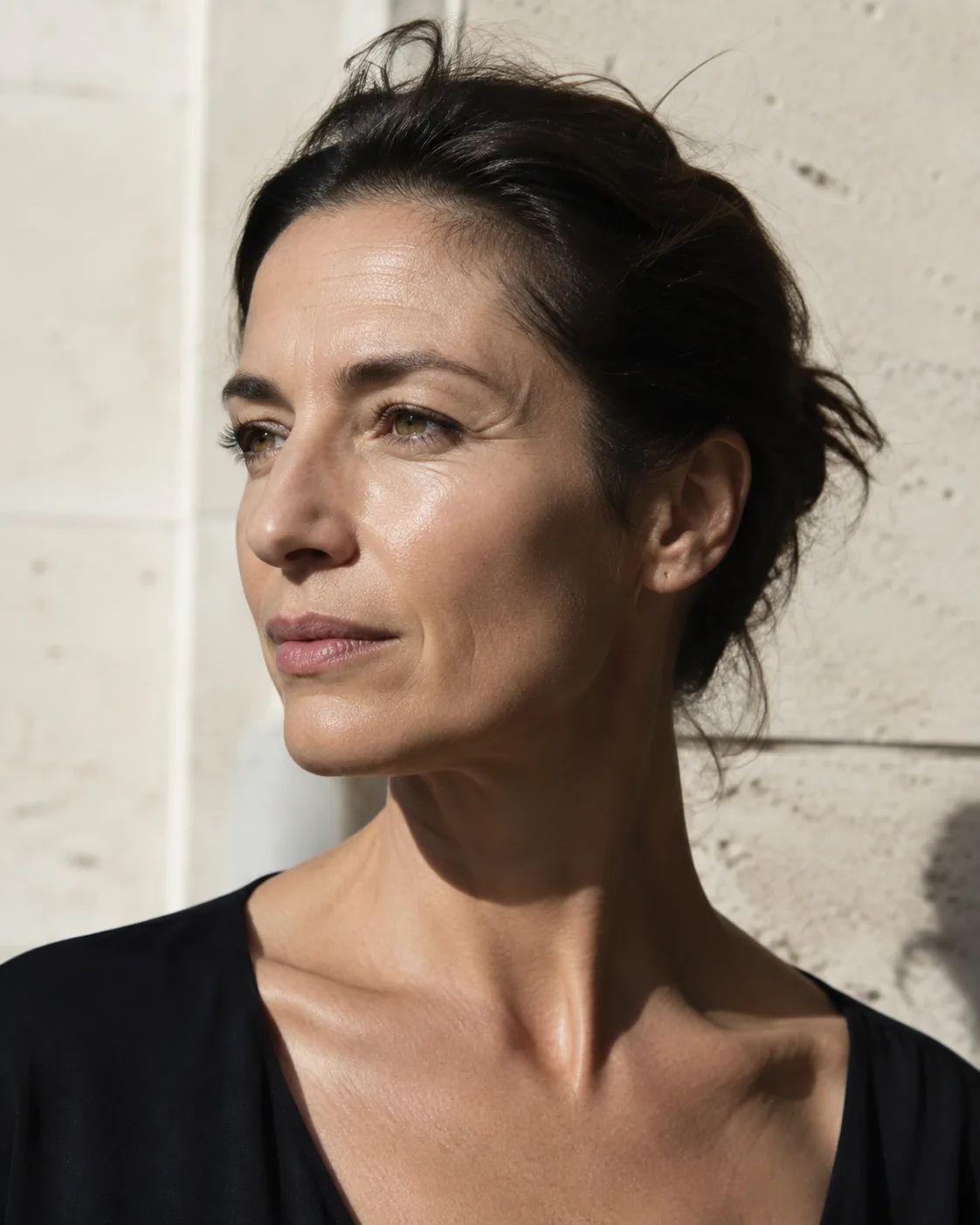 Illustration : visage féminin de trois quarts dans la lumière naturelle