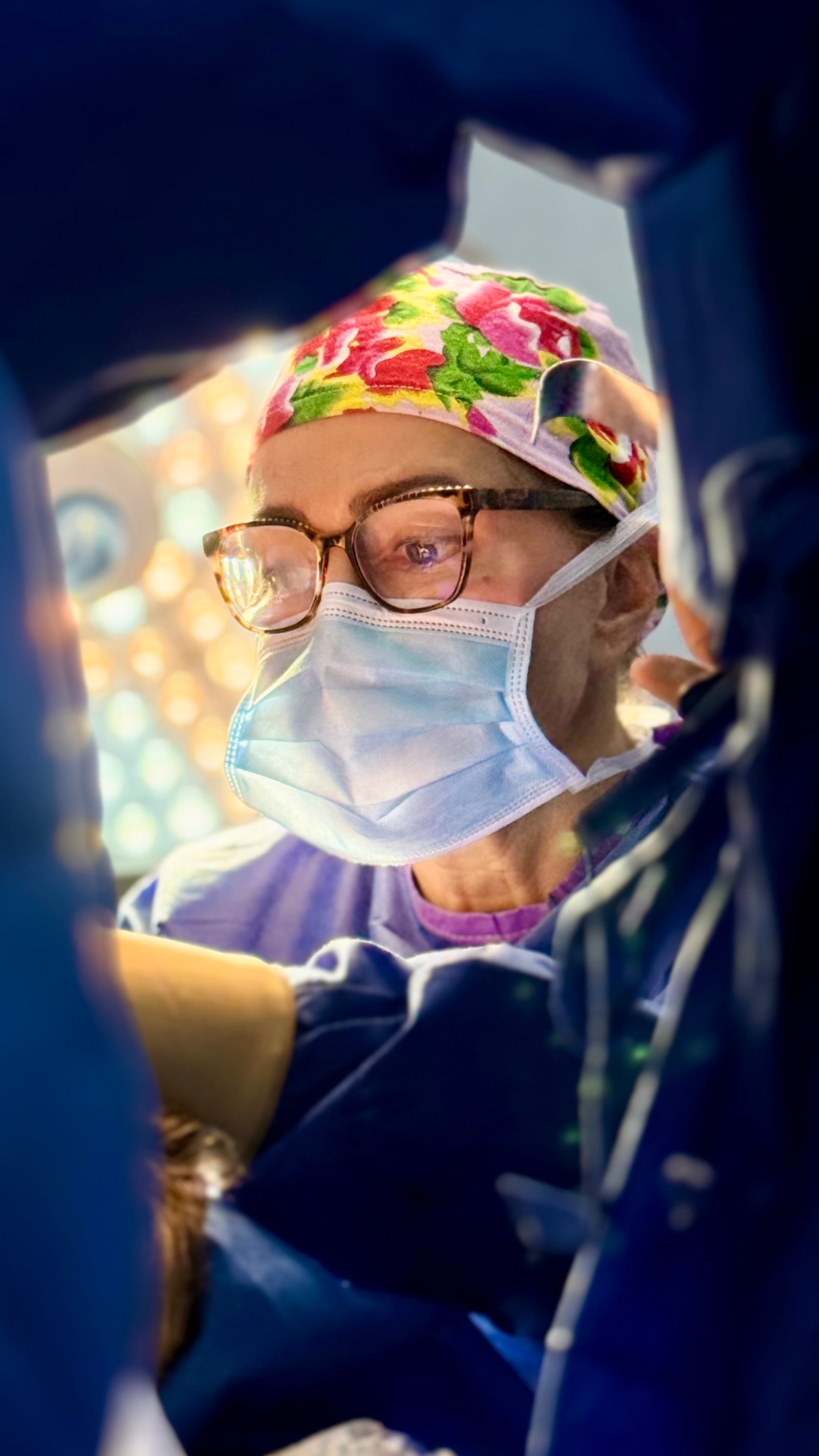 Le Dr Bergeret-Galley au bloc opératoire